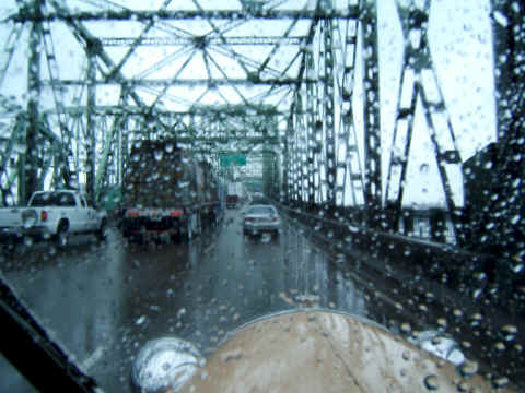 26 bridge rain p50128.jpg (662842 bytes)